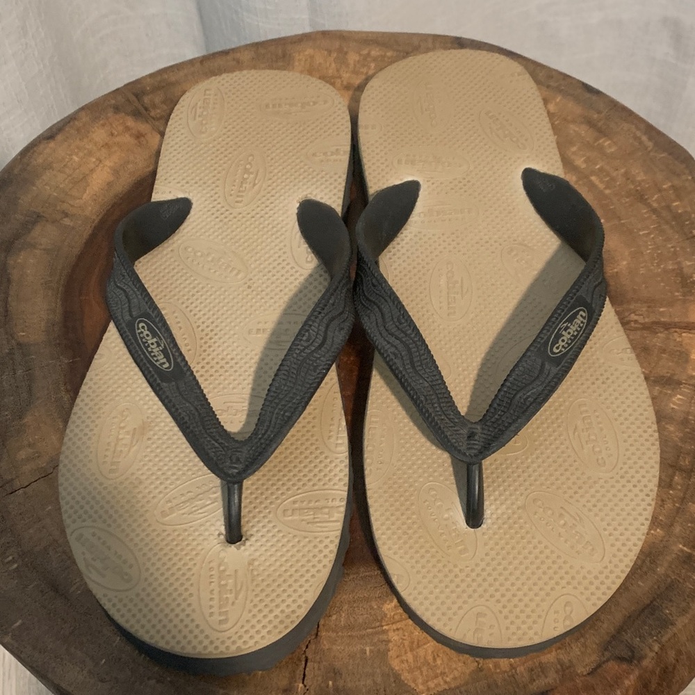 Cobian Soulwear Black & Tan Flip Flops sz 8